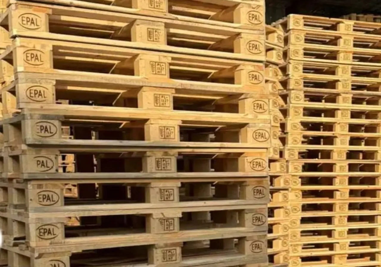 EPAL damgalı euro paletlerden oluşan istif