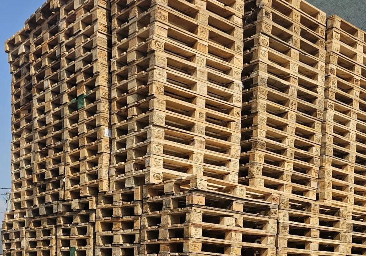 Açık sahada üst üste dizilmiş ikinci el paletler